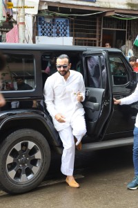 Bollywood actors including Arbaaz Khan, Arjun Kapoor, Karisma Kapoor, Kareena Kapoor, Sohail Khan express condolences to Malaika Arora for losing her father