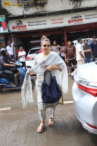 Bollywood actors including Arbaaz Khan, Arjun Kapoor, Karisma Kapoor, Kareena Kapoor, Sohail Khan express condolences to Malaika Arora for losing her father