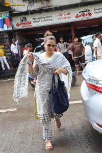 Bollywood actors including Arbaaz Khan, Arjun Kapoor, Karisma Kapoor, Kareena Kapoor, Sohail Khan express condolences to Malaika Arora for losing her father