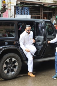 Bollywood actors including Arbaaz Khan, Arjun Kapoor, Karisma Kapoor, Kareena Kapoor, Sohail Khan express condolences to Malaika Arora for losing her father