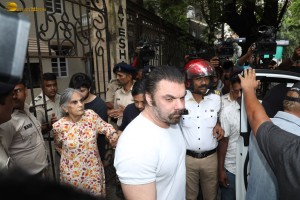 Bollywood actors including Arbaaz Khan, Arjun Kapoor, Karisma Kapoor, Kareena Kapoor, Sohail Khan express condolences to Malaika Arora for losing her father