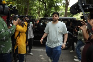 Bollywood actors including Arbaaz Khan, Arjun Kapoor, Karisma Kapoor, Kareena Kapoor, Sohail Khan express condolences to Malaika Arora for losing her father