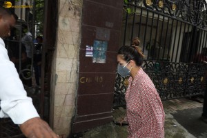 Bollywood actors including Arbaaz Khan, Arjun Kapoor, Karisma Kapoor, Kareena Kapoor, Sohail Khan express condolences to Malaika Arora for losing her father