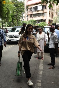 Bollywood actors including Arbaaz Khan, Arjun Kapoor, Karisma Kapoor, Kareena Kapoor, Sohail Khan express condolences to Malaika Arora for losing her father