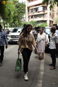 Bollywood actors including Arbaaz Khan, Arjun Kapoor, Karisma Kapoor, Kareena Kapoor, Sohail Khan express condolences to Malaika Arora for losing her father