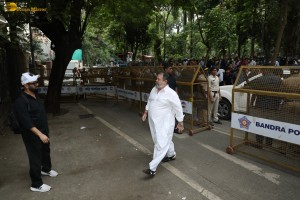 Bollywood actors including Arbaaz Khan, Arjun Kapoor, Karisma Kapoor, Kareena Kapoor, Sohail Khan express condolences to Malaika Arora for losing her father