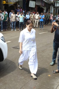 Bollywood actors including Arbaaz Khan, Arjun Kapoor, Karisma Kapoor, Kareena Kapoor, Sohail Khan express condolences to Malaika Arora for losing her father