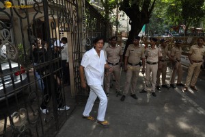 Bollywood actors including Arbaaz Khan, Arjun Kapoor, Karisma Kapoor, Kareena Kapoor, Sohail Khan express condolences to Malaika Arora for losing her father