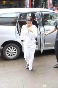 Bollywood actors including Arbaaz Khan, Arjun Kapoor, Karisma Kapoor, Kareena Kapoor, Sohail Khan express condolences to Malaika Arora for losing her father