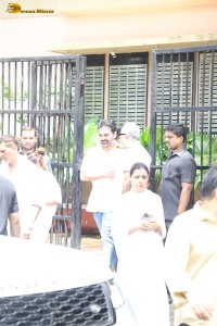 Bollywood actors including Arbaaz Khan, Arjun Kapoor, Karisma Kapoor, Kareena Kapoor, Sohail Khan express condolences to Malaika Arora for losing her father