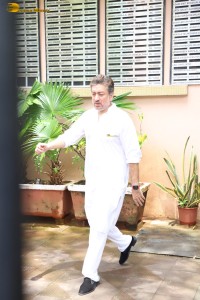 Bollywood actors including Arbaaz Khan, Arjun Kapoor, Karisma Kapoor, Kareena Kapoor, Sohail Khan express condolences to Malaika Arora for losing her father