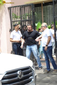 Bollywood actors including Arbaaz Khan, Arjun Kapoor, Karisma Kapoor, Kareena Kapoor, Sohail Khan express condolences to Malaika Arora for losing her father