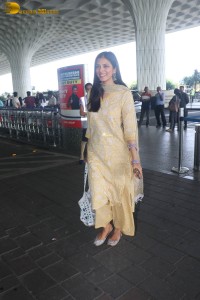 actress malavika mohanan pretty looks in a yellow salwar