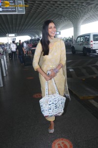 actress malavika mohanan pretty looks in a yellow salwar