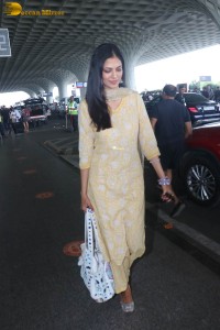 actress malavika mohanan pretty looks in a yellow salwar