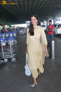 actress malavika mohanan pretty looks in a yellow salwar