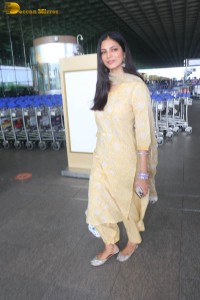 actress malavika mohanan pretty looks in a yellow salwar