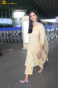 actress malavika mohanan pretty looks in a yellow salwar