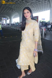 actress malavika mohanan pretty looks in a yellow salwar