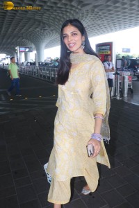 actress malavika mohanan pretty looks in a yellow salwar