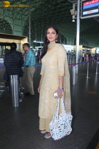 actress malavika mohanan pretty looks in a yellow salwar