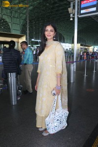 actress malavika mohanan pretty looks in a yellow salwar