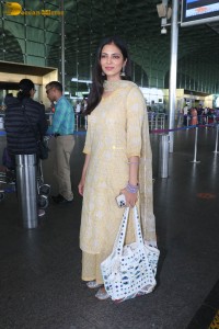 actress malavika mohanan pretty looks in a yellow salwar