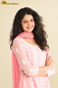 actress Manasa Varanasi cute in a pink salwar dress