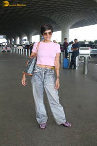 popular anchor and bollywood actress Mandira Bedi in a pink top and denim jeans