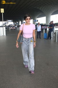 popular anchor and bollywood actress Mandira Bedi in a pink top and denim jeans
