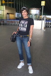 Indian anchor and actress Mandira Bedi cute in a black t-shirt at mumbai airport