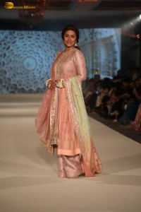 Sonali Bendre, Hina Khan, Tripti Dimri, and Kartik Aaryan walk the ramp for Manish Malhotra at the Namo Bharat event