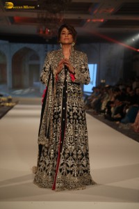 Sonali Bendre, Hina Khan, Tripti Dimri, and Kartik Aaryan walk the ramp for Manish Malhotra at the Namo Bharat event