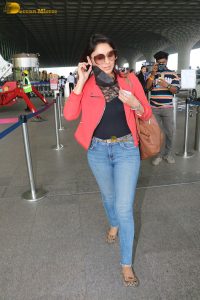 actress Manjari Fadnis stylish at mumbai airport