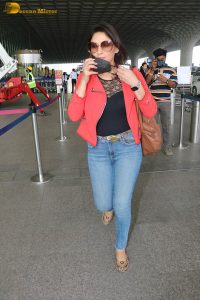 actress Manjari Fadnis stylish at mumbai airport