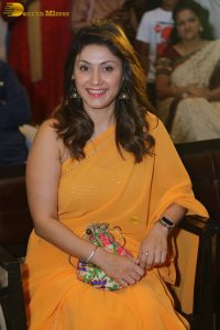actress Manjari Fadnis beautiful in a yellow saree