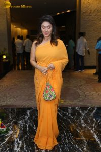 actress Manjari Fadnis beautiful in a yellow saree