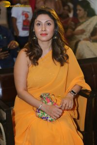 actress Manjari Fadnis beautiful in a yellow saree