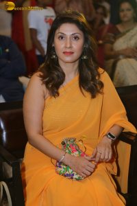 actress Manjari Fadnis beautiful in a yellow saree