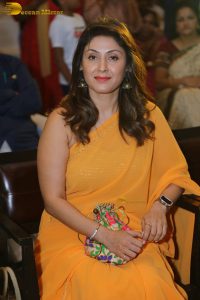 actress Manjari Fadnis beautiful in a yellow saree