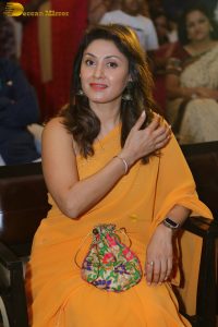actress Manjari Fadnis beautiful in a yellow saree