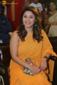 actress Manjari Fadnis beautiful in a yellow saree