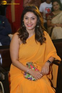 actress Manjari Fadnis beautiful in a yellow saree