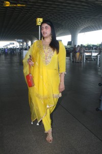 actress Mannara Chopra cute in a yellow salwar dress