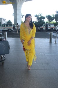 actress Mannara Chopra cute in a yellow salwar dress