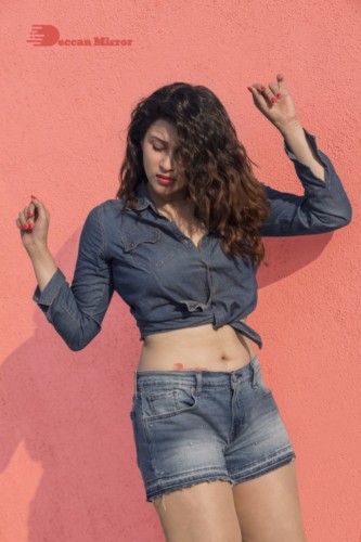 Telugu and Hindi Actress Mannara Chopra Photoshoot