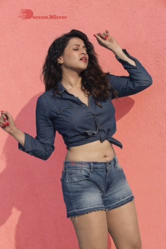 Telugu and Hindi Actress Mannara Chopra Photoshoot