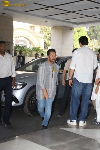 Manoj Kumar’s Prayer Meet attended by Aamir Khan, Jaya Bachchan, Esha Deol, and Prem Chopra