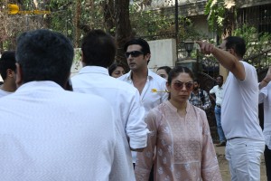 Bollywood star Manoj Kumar's Final Journey attended by Amitabh Bachchan, Dharmendra, Prem Chopra, and others