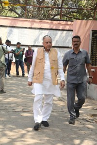 Bollywood star Manoj Kumar's Final Journey attended by Amitabh Bachchan, Dharmendra, Prem Chopra, and others